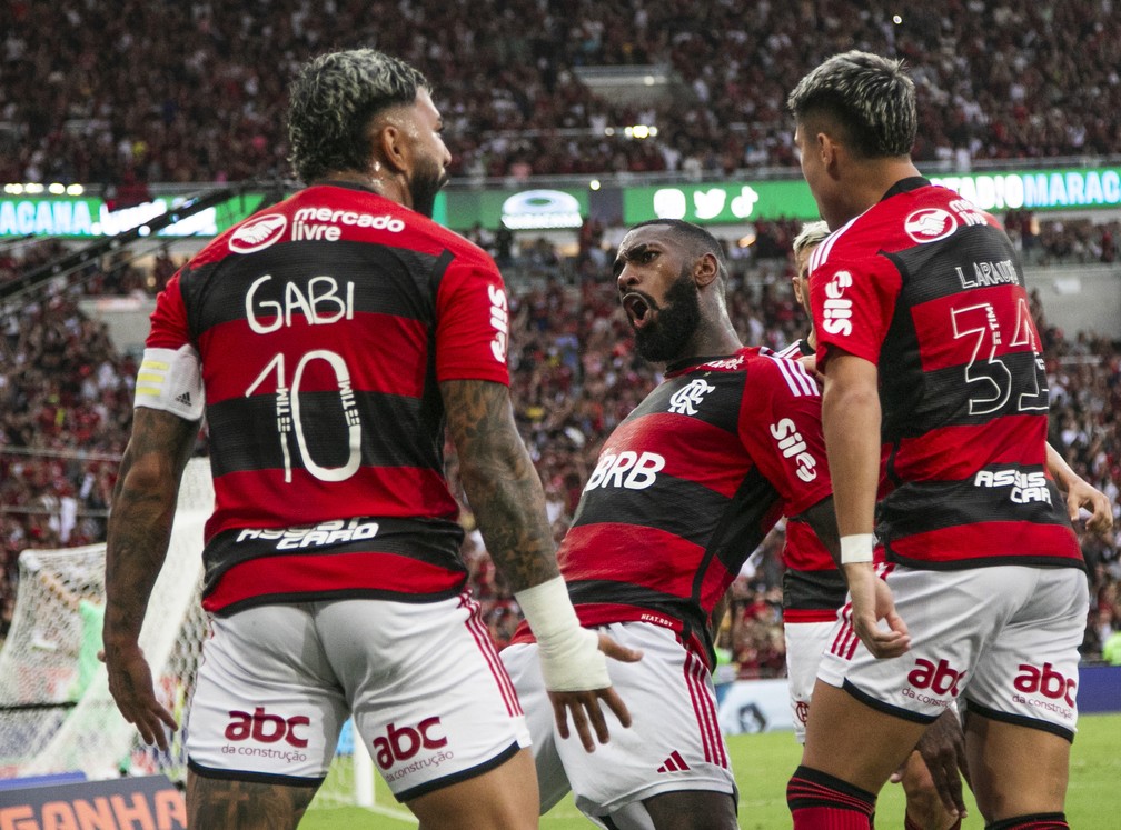 Gabi, Gerson e Luiz Araújo comemoram o gol do Flamengo — Foto: Guito Moreto