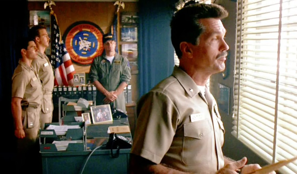Tom Skerritt (dir.) como Mike 'Viper' Metcalf, com Tom Cruise como Pete 'Maverick' Mitchell (esq.) e Anthony Edwards como Nick 'Goose' Bradshaw, em 'Top Gun' (1986) — Foto: Divulgação