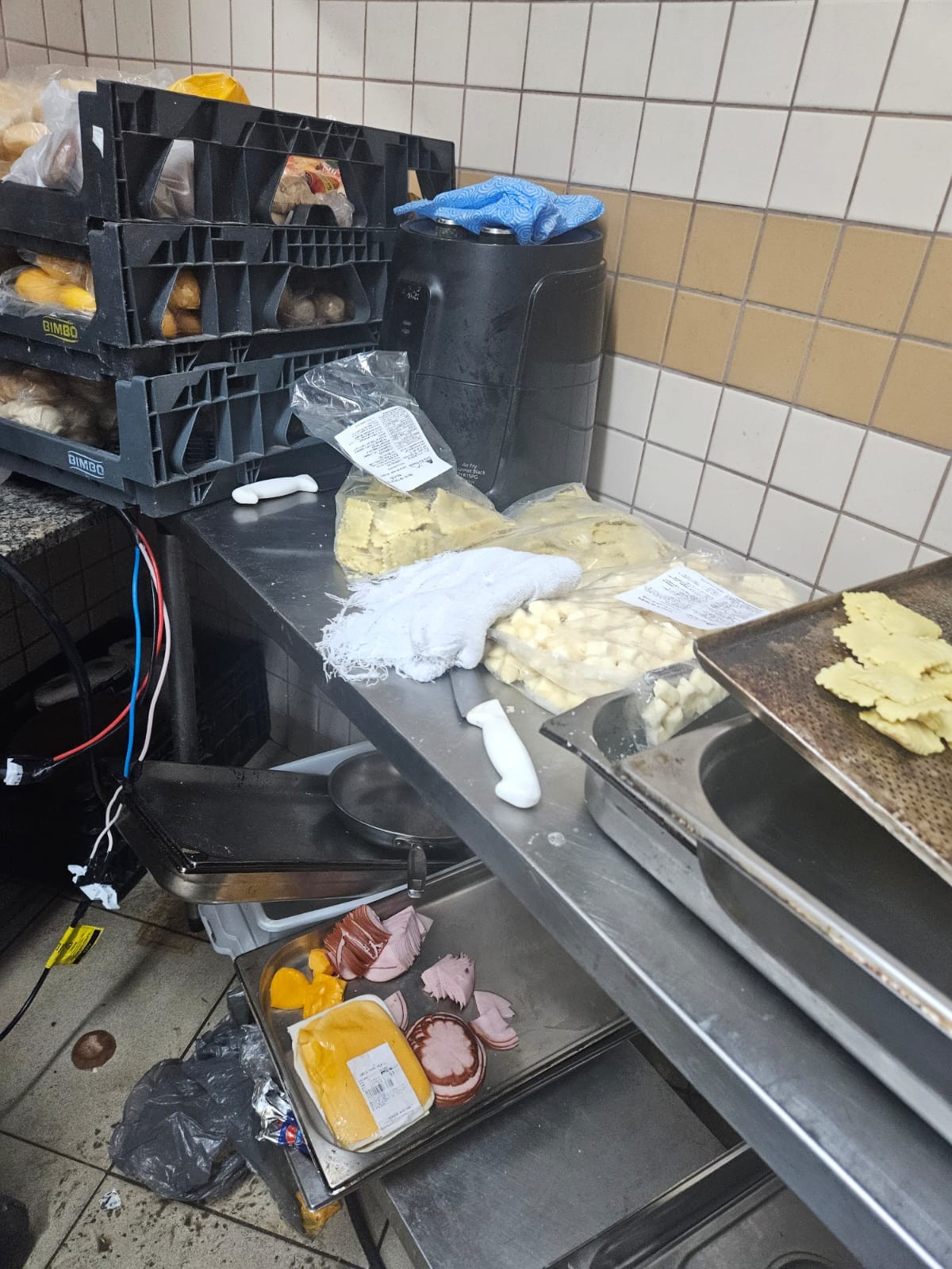 Veja novas fotos do camarote que preparava comida em banheiro da sapucaí