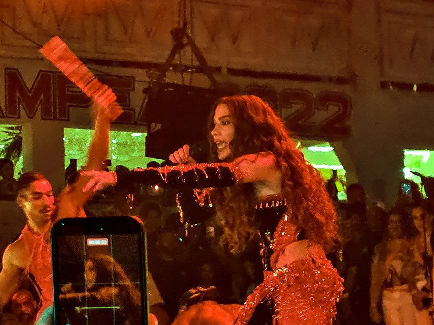 Anitta foi coroada rainha de bateria da Grande Rio