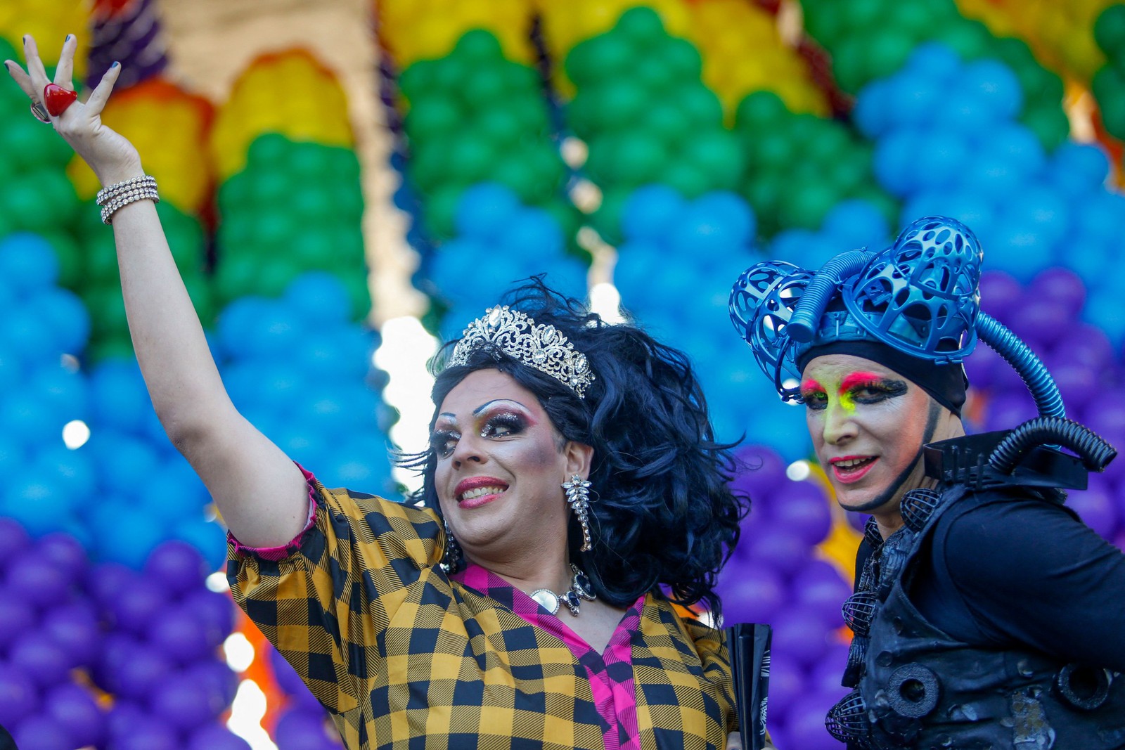Foliões participam da 27ª Parada do Orgulho Gay em São Paulo — Foto: Miguel SCHINCARIOL / AFP