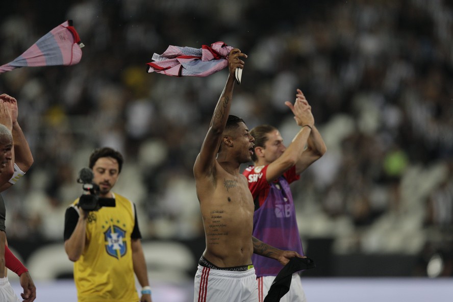 CLÁSSICO: Em jogo incrível, Flamengo é eliminado pelo Botafogo na