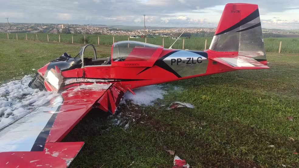 Avião de pequeno porte cai após decolagem e mata duas pessoas no interior de São Paulo