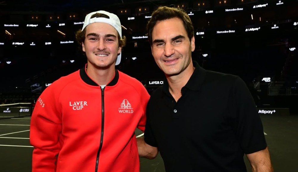 João Fonseca tietou Roger Federer na Laver Cup — Foto: Reprodução/Redes sociais