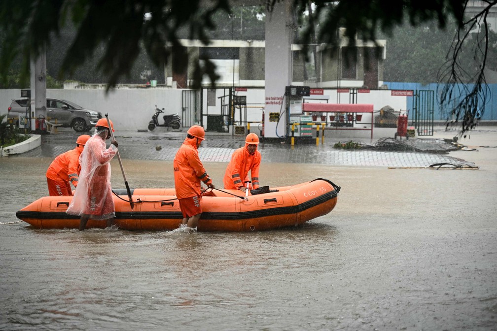Equipes de resgate em Chennai, cidade afetada pela tempestade ciclônica na Índia — Foto: R. SATISH BABU / AFP