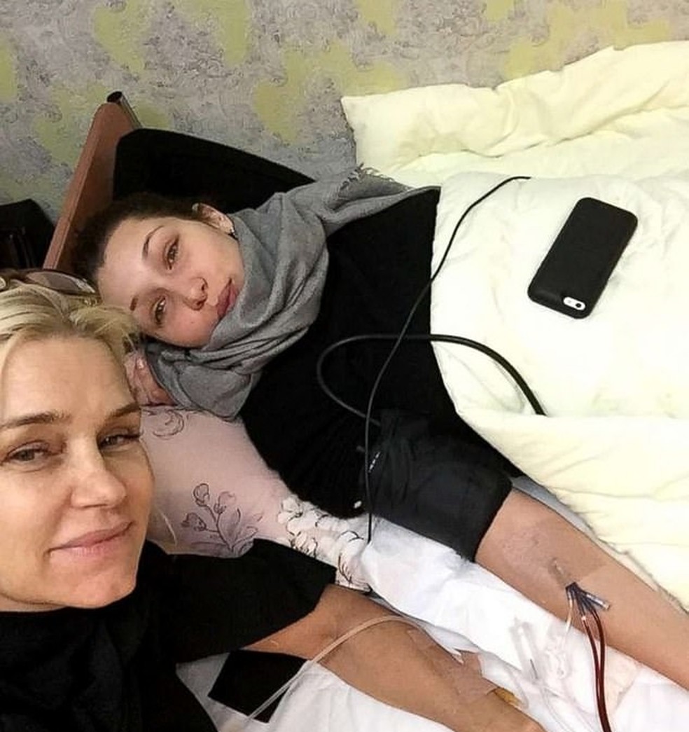 Bella Hadid em meio ao tratamento da doença e sua mãe, Yolanda Hadid — Foto: Reprodução/Instagram