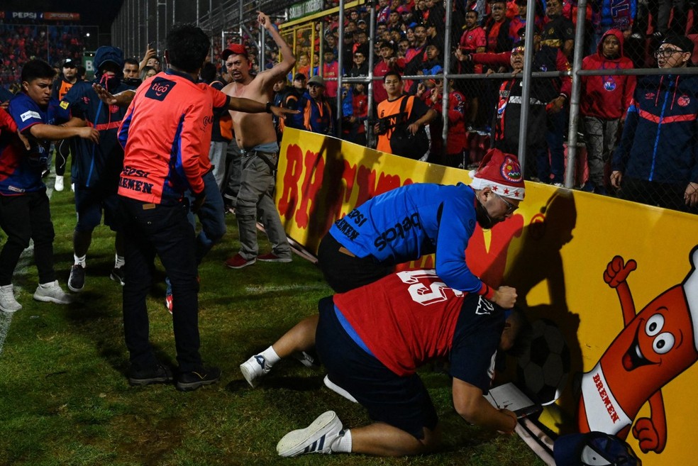 Football final ends in widespread confusion on the pitch in Guatemala — Photo: AFP
