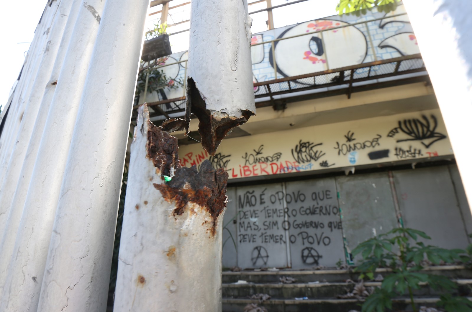 Abandono da casa de shows deixa exposta parte de suas peças enferrujadas  — Foto: Guilherme Pinto (27/05/2019)