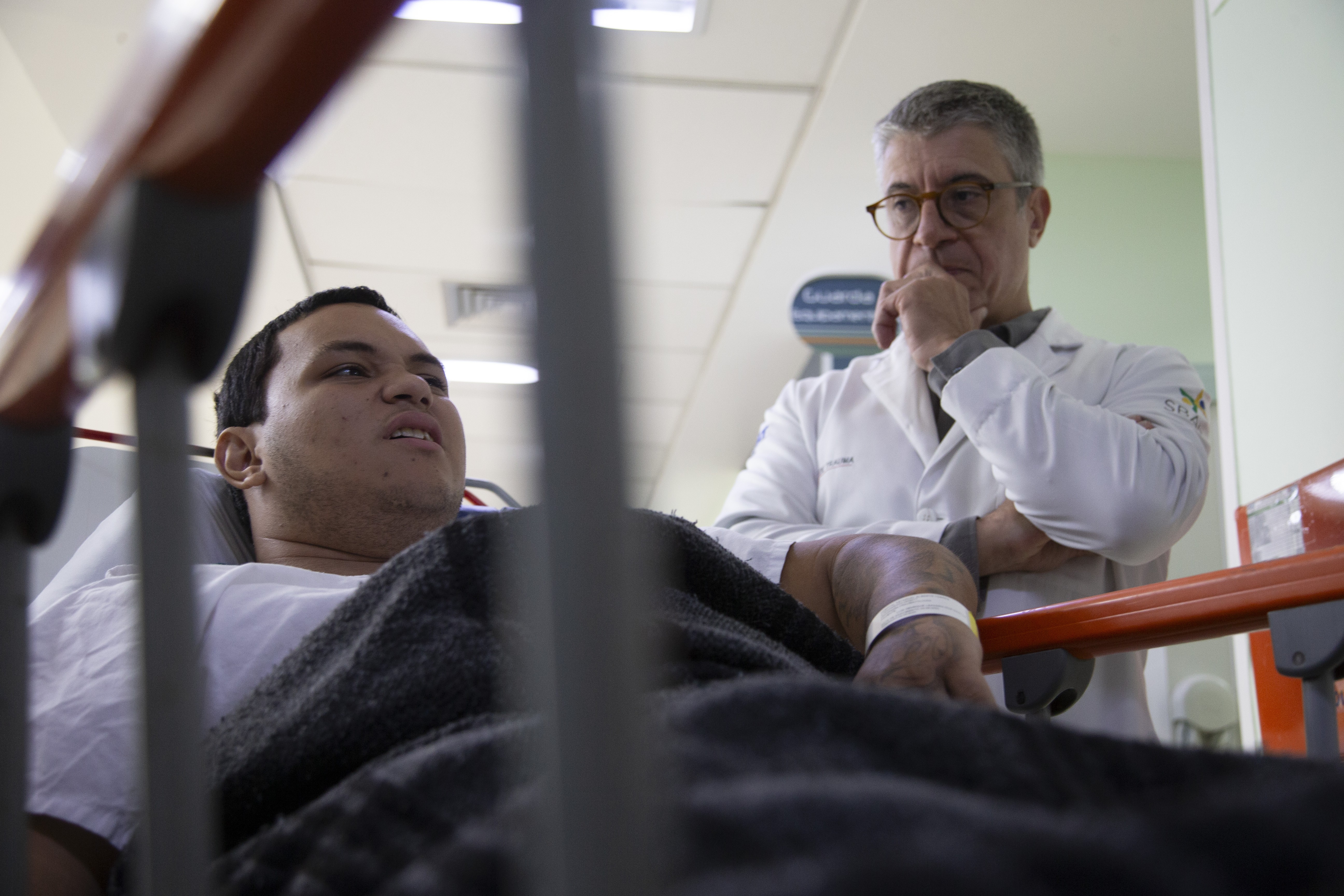 ‘A cada final de semana, a gente acaba enxugando sangue’, diz médico sobre aumento no número de acidentes com motos