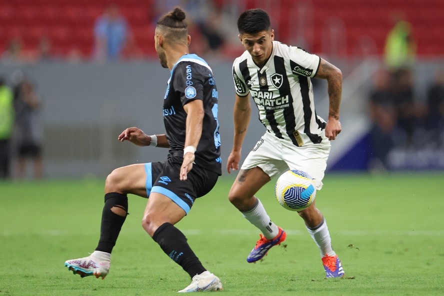 Em jogo confuso em Brasília, Botafogo tropeça no Grêmio, mas mantém ...