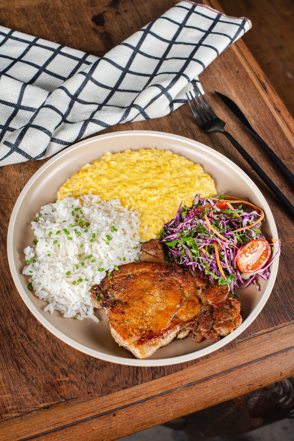 Curadoria & Bar Saudade: frango com milho — Foto: Divulgação / Foto de Malu Vieira