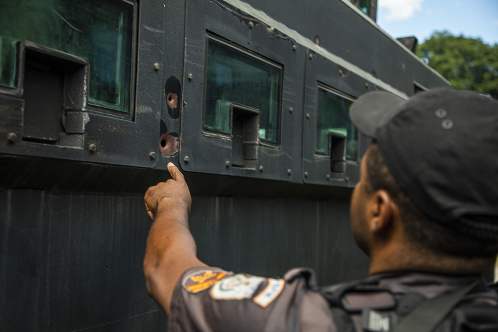 Policial militar mostra marca de tiro em caveirão do Bope -  Guito Moreto / Agência O Globo