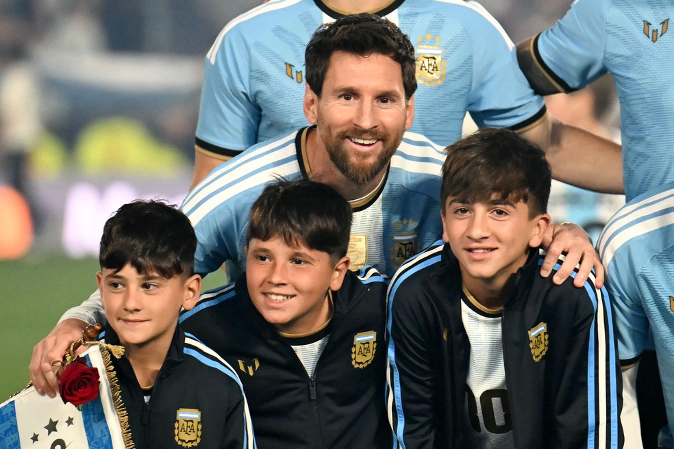 Messi junto dos filhos em despedida da seleção argentina — Foto: LUIS ROBAYO/AFP