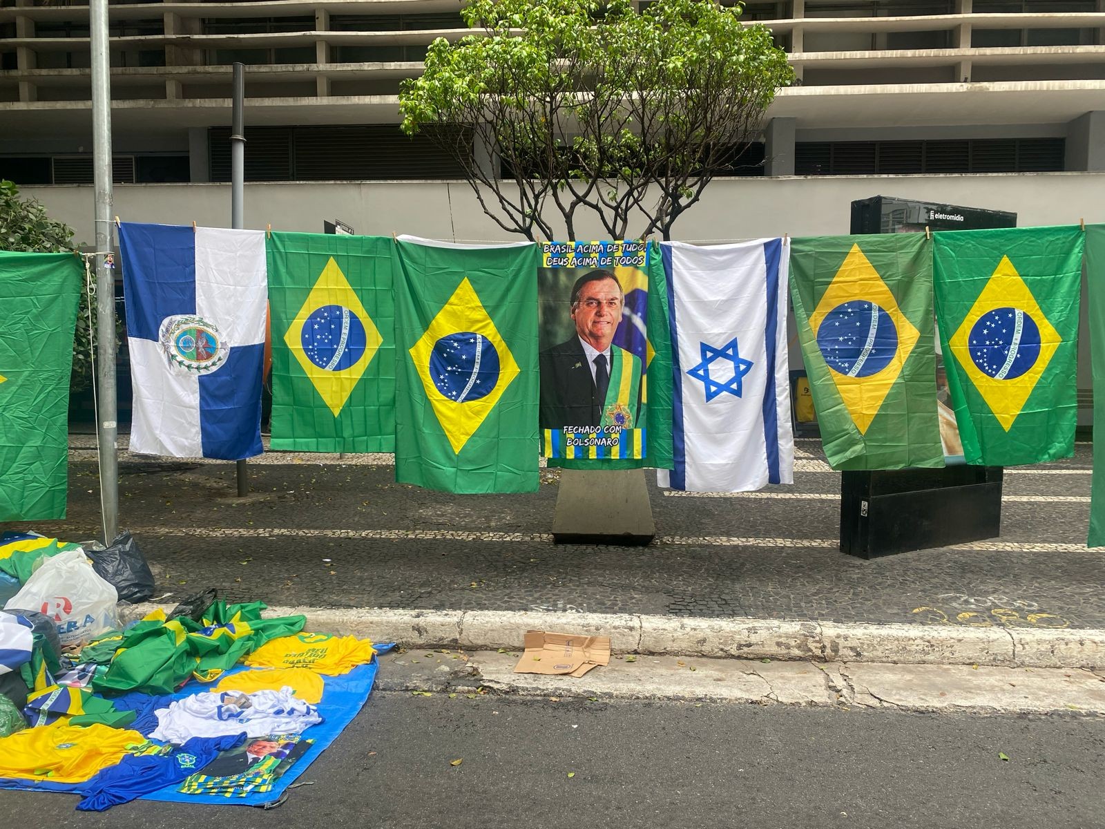 Apoiadores de Jair Bolsonaro espalham bandeiras do Brasil, de Israel e camisas verde e amarelo na Avenida Paulista — Foto: Mariana Rosário/Agência O Globo