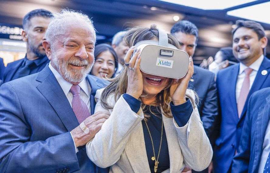 Ao lado de Janja, que veste óculos de realidade virtual, Lula visita showroom da Huawei