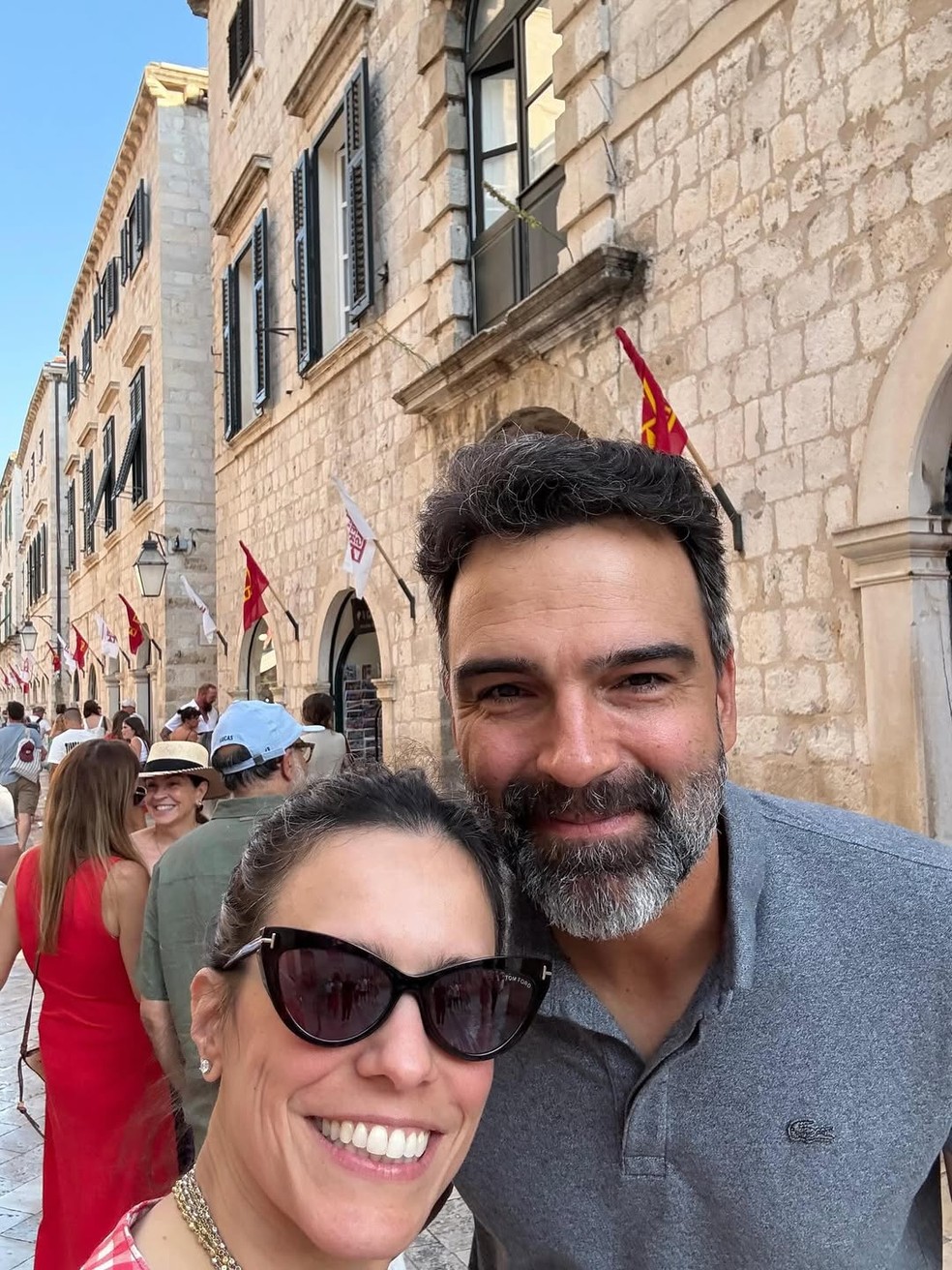 casal posou diante deconstrushistrias- foto: reprodução/instagram