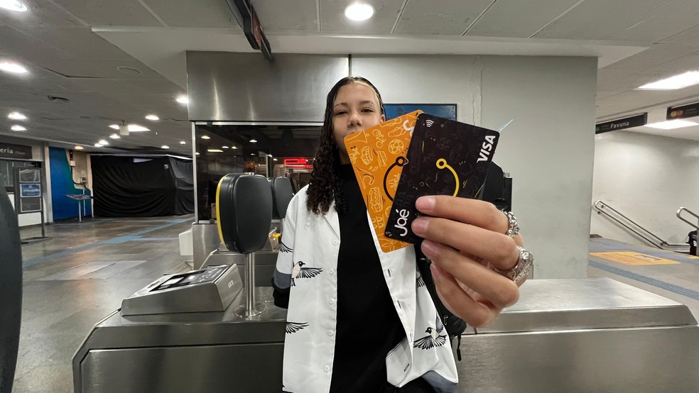 Manuela Firmino, de 17 anos, vai passear na Feira da Glória com dois cartões Jaé, um deles não passa no Metrô Rio. Ela descobriu que poderia ter uma gratuidade do próprio sistema para usar o transporte sem contar com o Jaé — Foto: Ana Branco / Agencia O Globo