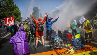 Pela sétima vez, os manifestantes bloquearam durante a tarde a autoestrada A12, que cruza o centro da cidade de Haia.  — Foto: Sem van der Wal / ANP / AFP
