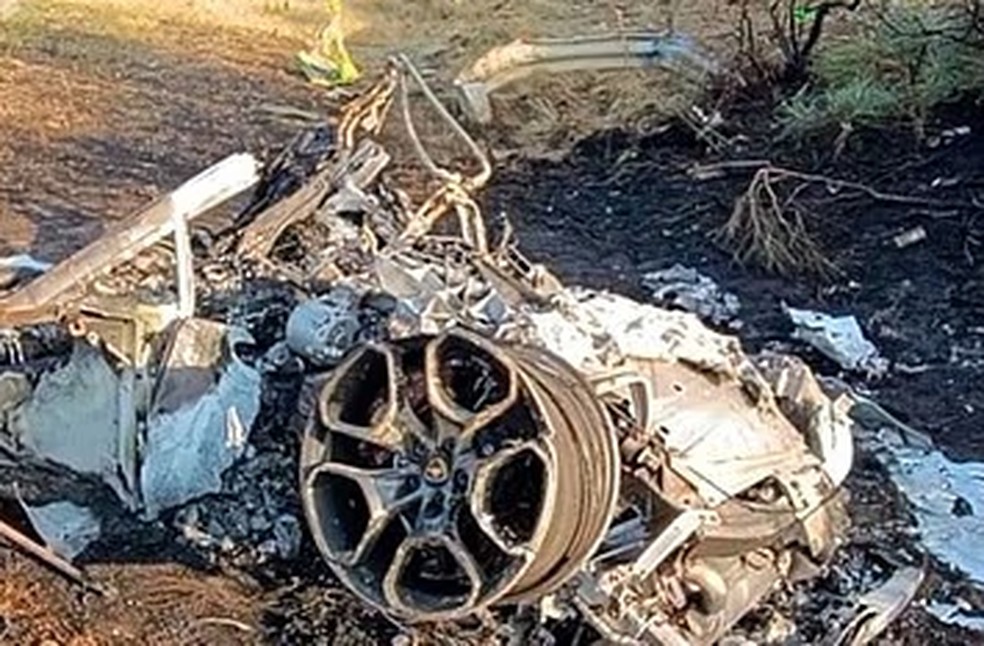 Destroços do carro em que estava Diogo Jota e seu irmão — Foto: Reprodução