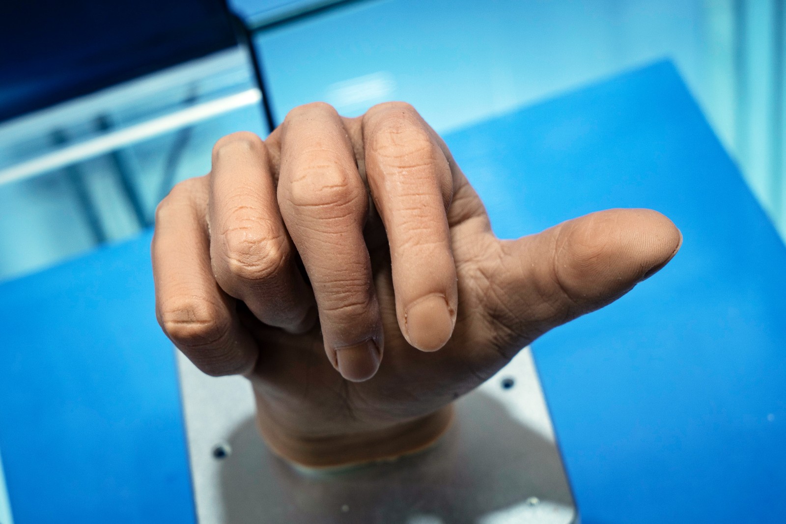 Riqueza de detalhes das unhas, linhas e n&oacute;dulos dos dedos e movimento da m&atilde;o rob&oacute;tica da Linkerbot em exibi&ccedil;&atilde;o na Confer&ecirc;ncia Mundial de Rob&oacute;tica em Pequim &mdash; Foto: Qilai Shen/Bloomberg