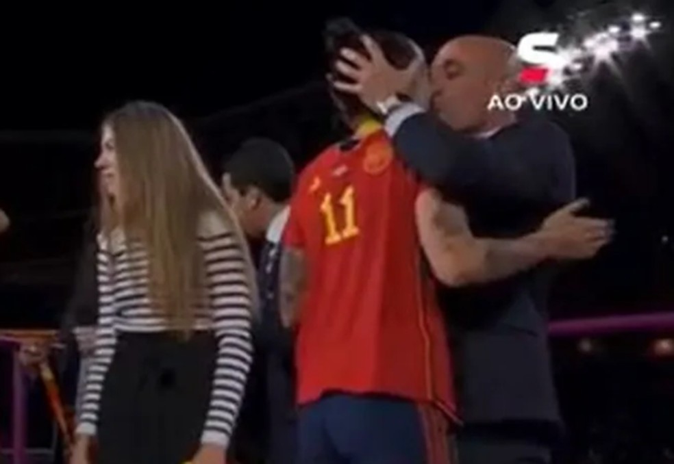 Luis Rubiales 'roubou beijo' da meio-campista espanhola Jenni Hermoso — Foto: Reprodução