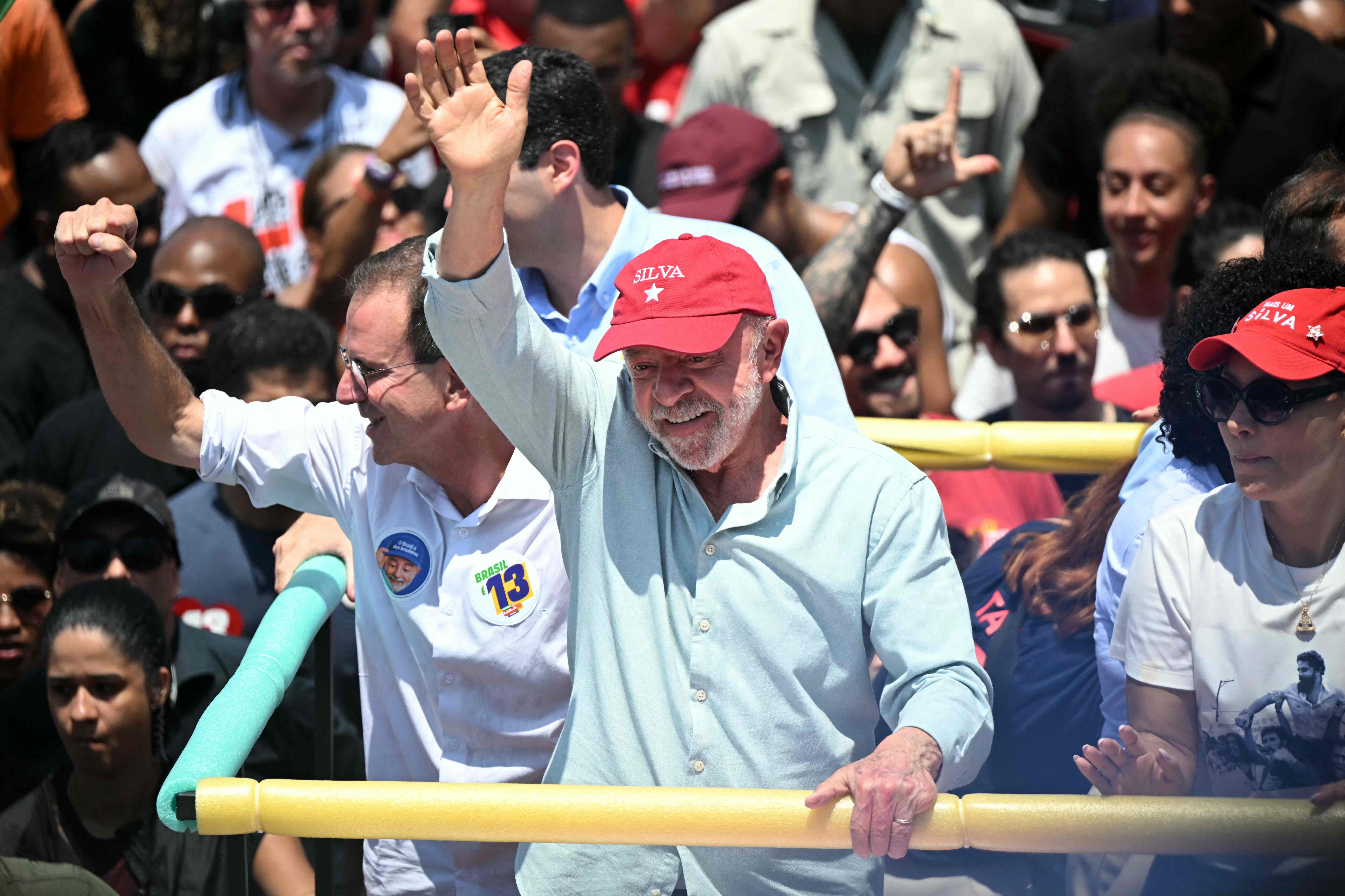 'Vamos brigar para tomar a ilha que Tomaz e Flávio roubaram' de Richarlison, diz Lula no Rio
