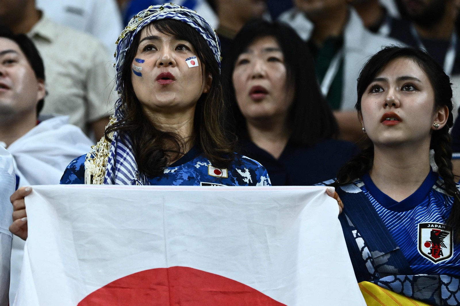 Japan supporters wait for the start of the Qatar 2022 World Cup round of 16 football match between Japan and Croatia at the Al-Janoub Stadium in Al-Wakrah, south of Doha on December 5, 2022.  — Foto: Jewel SAMAD / AFP
