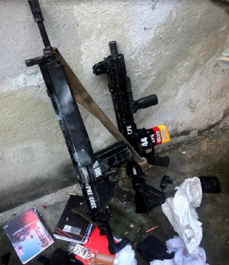 Armas apreendidas no Complexo do Alemão com dois suspeitos mortos — Foto: Reprodução