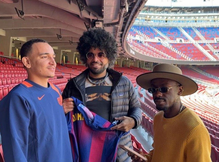 Cantor João Gomes visita estádio do Barcelona e realiza sonho de infância