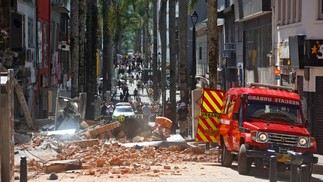 Equipe de resgate trabalha após terremotos em Manizales, na Colômbia — Foto: JOHN BONILLA/AFP