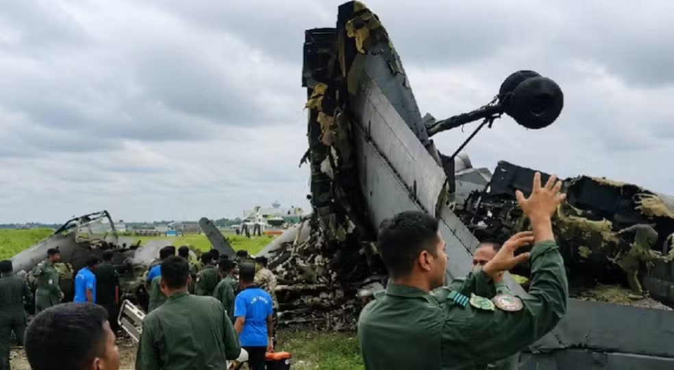 Avião explodiu em bola de fogo após colisão na Índia — Foto: Reprodução | Redes Sociais