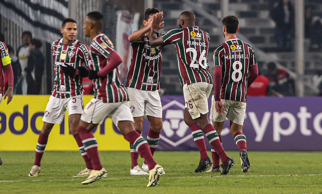 Fluminense foge do seu estilo, sabe sofrer e põe um pé nas oitavas da Libertadores