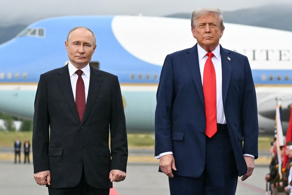 Donald Trump e Vladimir Putin — Foto: ANDREW CABALLERO-REYNOLDS / AFP