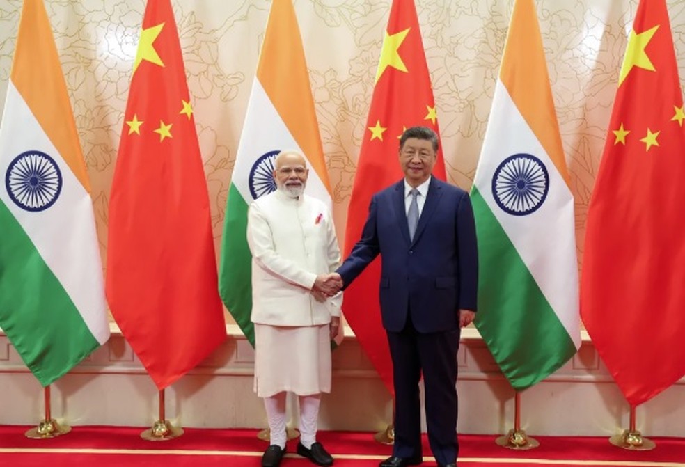 O primeiro-ministro da Índia, Narendra Modi, e o presidente da China, Xi jinping, se reúnem em Tianjian, na China — Foto: Divulgação/Press informatiom Bureau/Governo da Índia