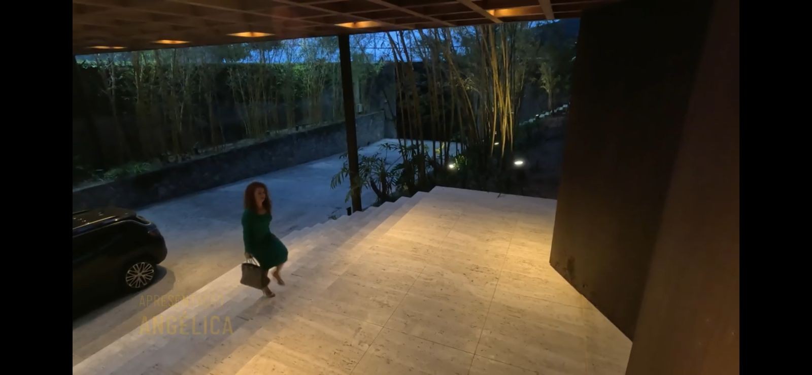 Porta de entrada da casa de Angélica e Luciano Huck — Foto: Reprodução/Globoplay