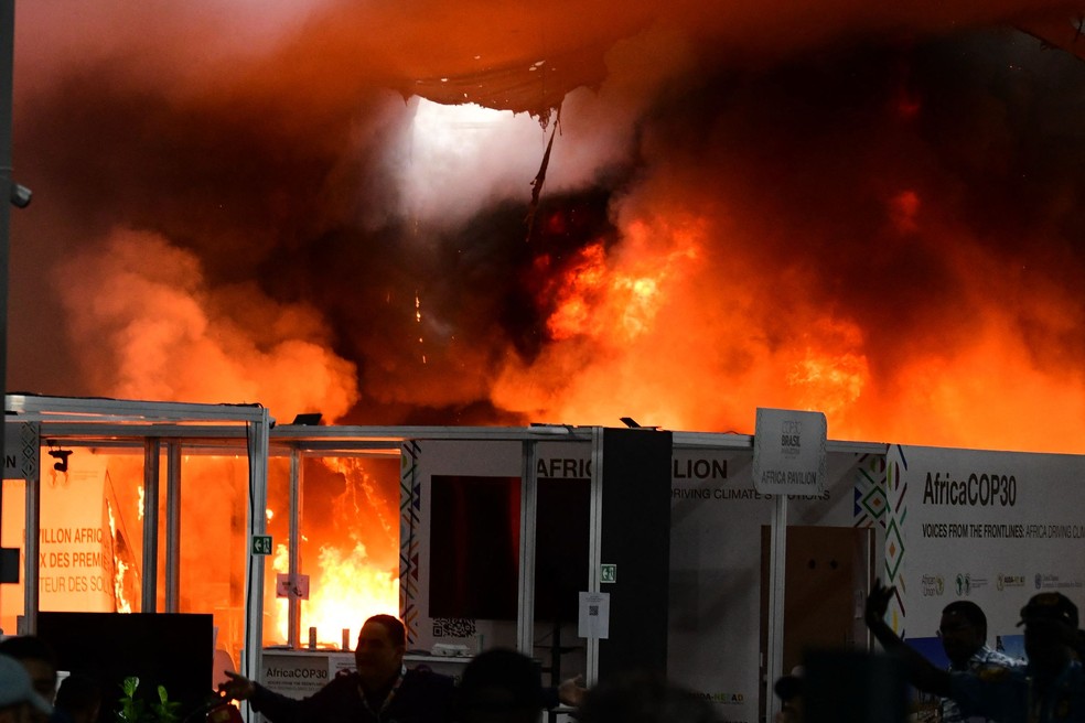 Fogo no pavilhão dos países, na Zona Azul — Foto: JACQUELINE LISBOA / AFP