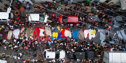 Foto aérea mostra corpos retirados da mata pela população