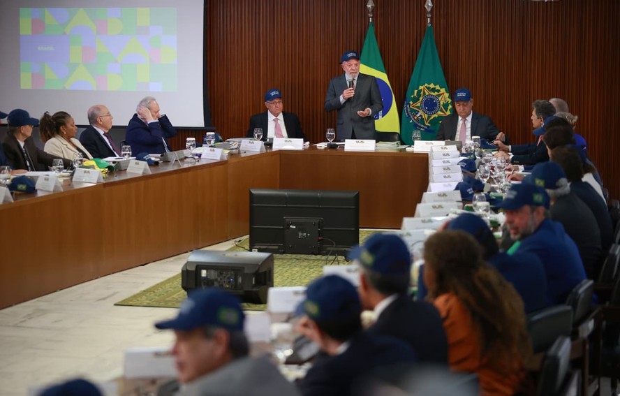 O presidente Lula em reunião com todos os seus ministros no Palácio do Planalto, em 26 de agosto