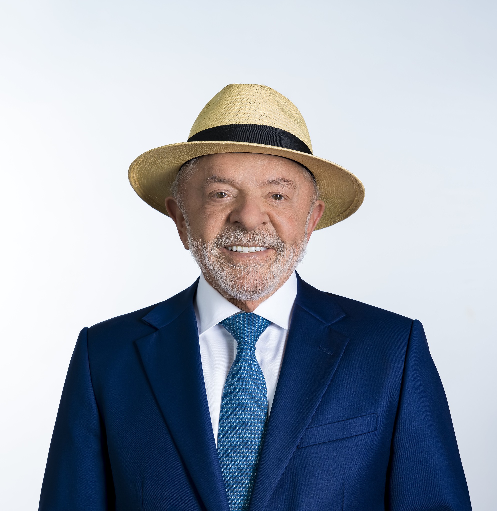Aliados de Lula temem questionamentos por foto com chapéu na urna de 2026