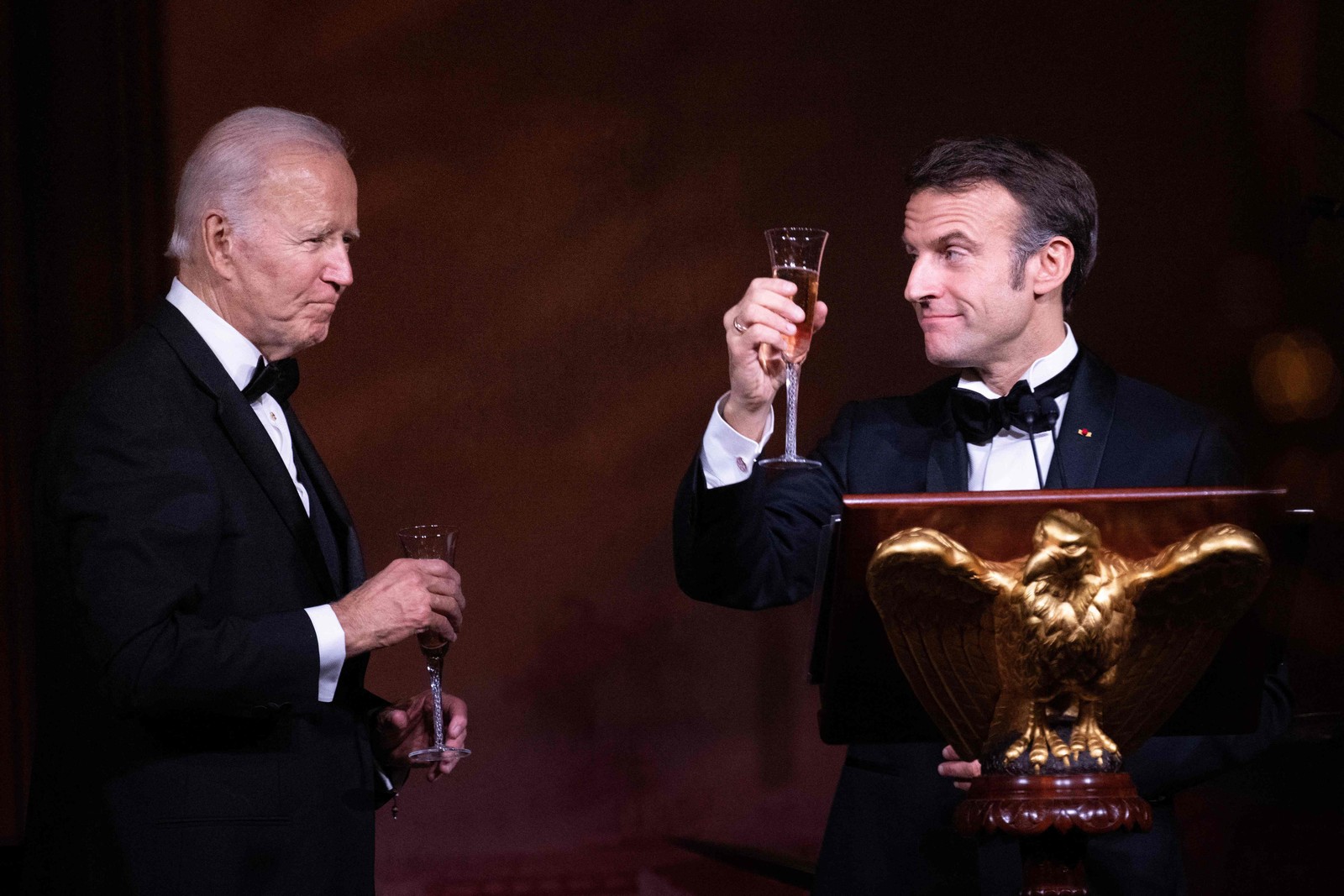 Joe Biden, presidente dos EUA, e Emmanuel Macron, da França, brindam em jantar na Casa Branca — Foto: BRENDAN SMIALOWSKI/AFP
