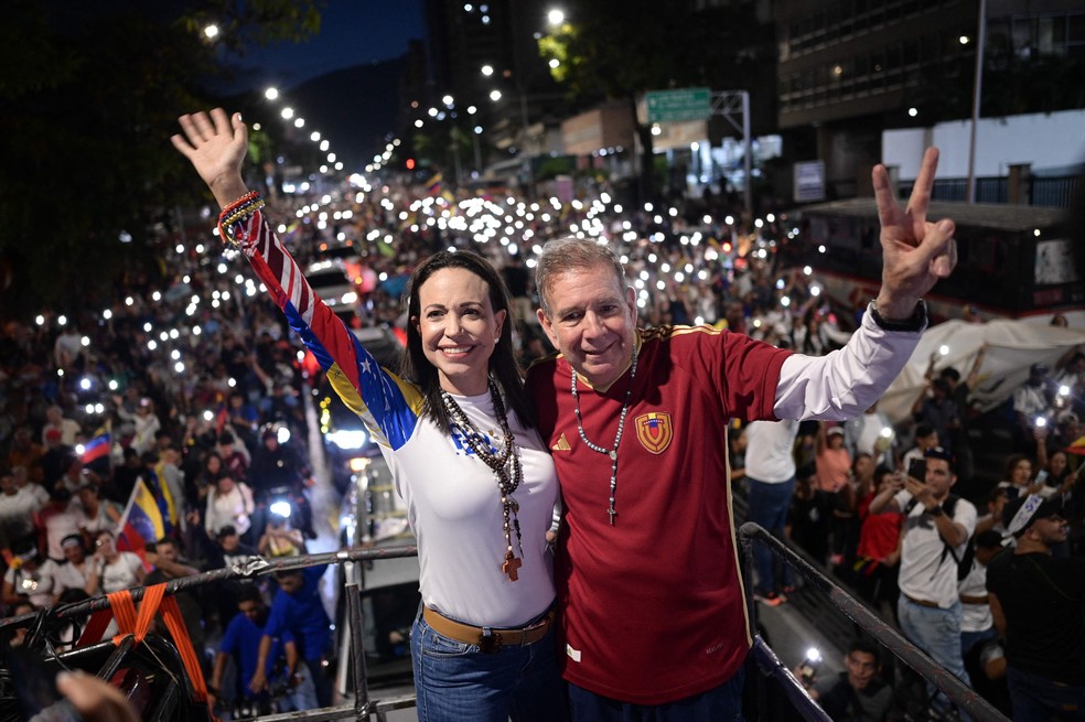 O candidato presidencial venezuelano Edmundo González Urrutia e a líder da oposição Maria Corina Machado durante comício em Caracas – Foto: Gabriela Ora/AFP