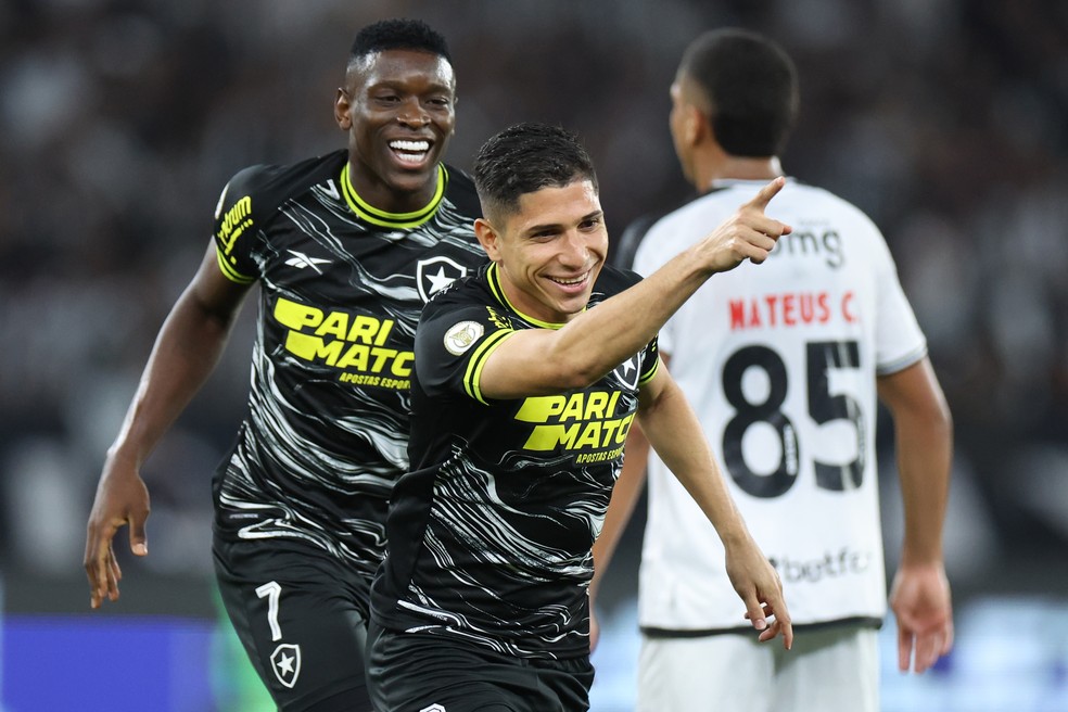 Savarino e Luiz Henrique comemoram o primeiro gol do Botafogo sobre o Vasco — Foto: Vitor Silva/Botafogo