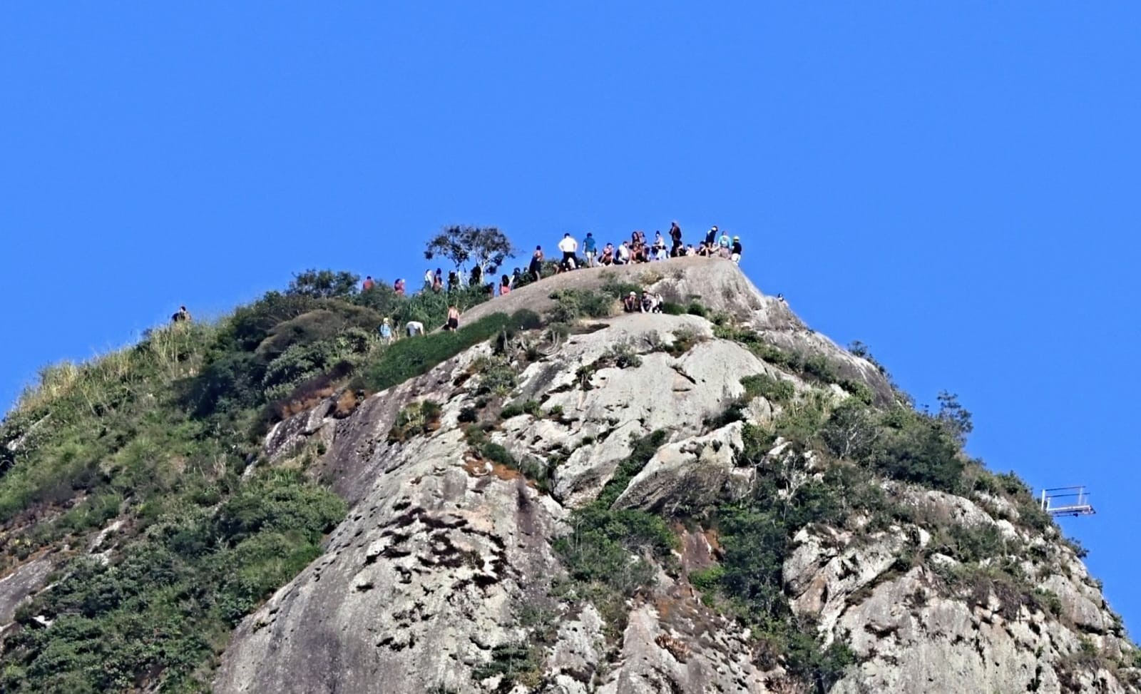 'Nasci e fui criada vendo isso', diz guia que registrou a tensão no alto do Dois Irmãos durante operação no Vidigal