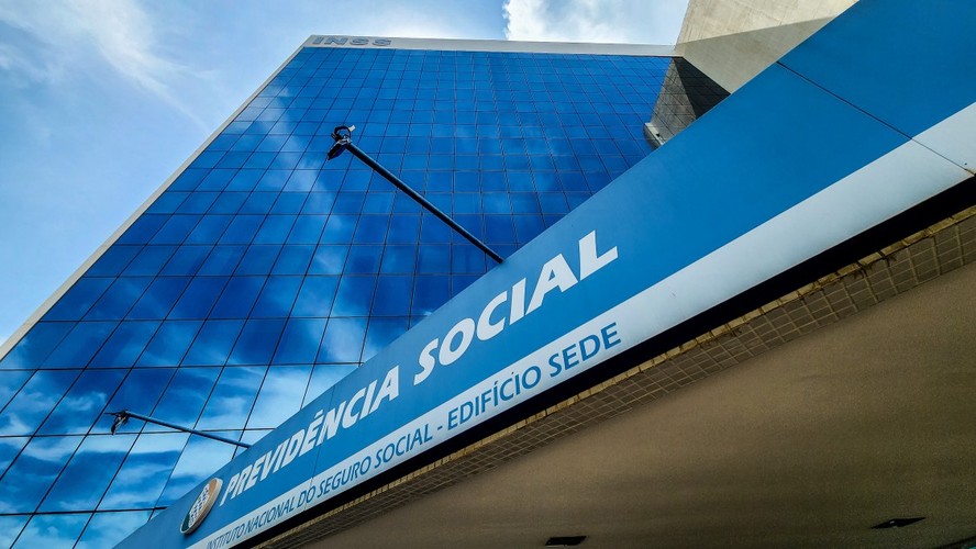 Governo fará plano para ressarcir 'integralmente' descontos irregulares em  aposentadorias, diz diretora do INSS