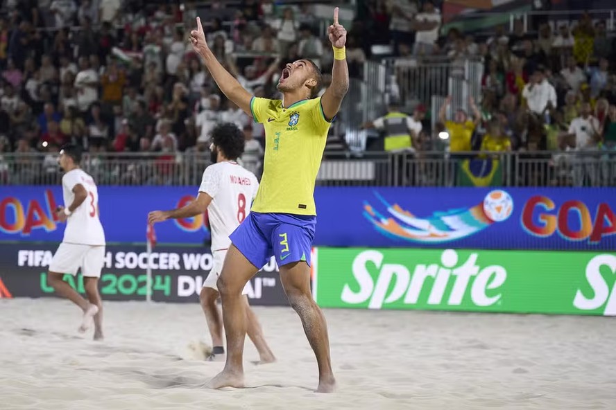 Alisson comemora gol do Brasil na Copa do Mundo de Futebol de Areia