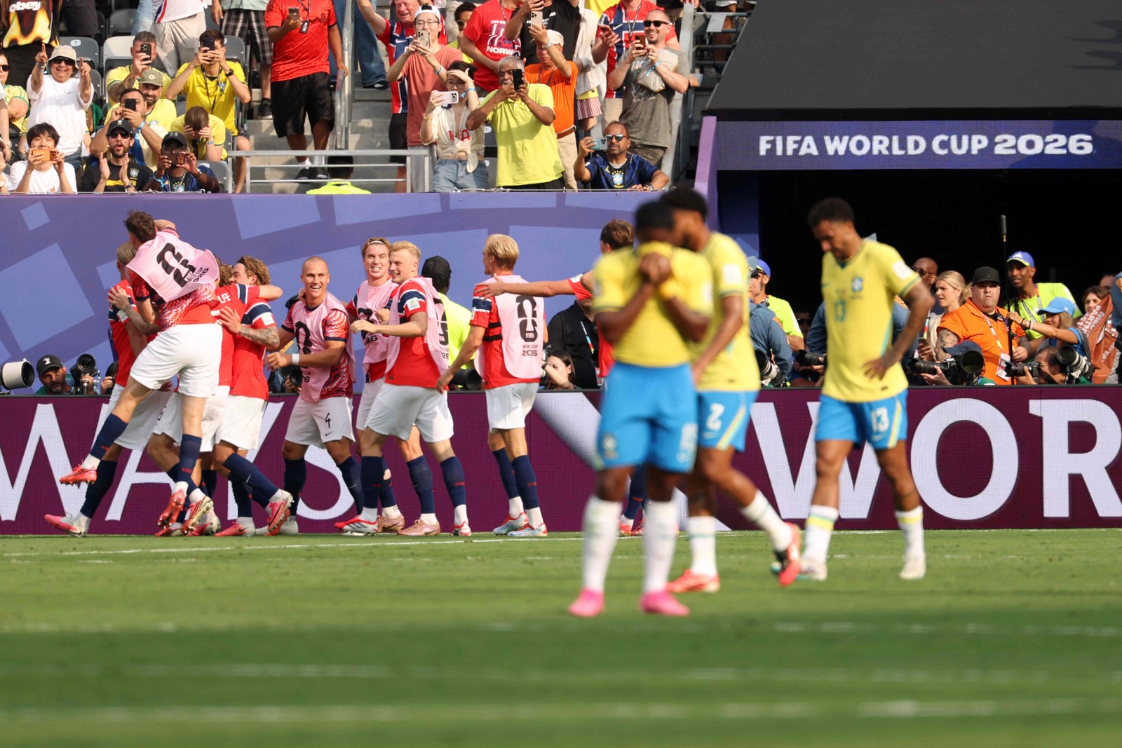 Endrick reage após segundo gol de Haaland enquanto noruegueses comemoram — Foto: Odd ANDERSEN / AFP