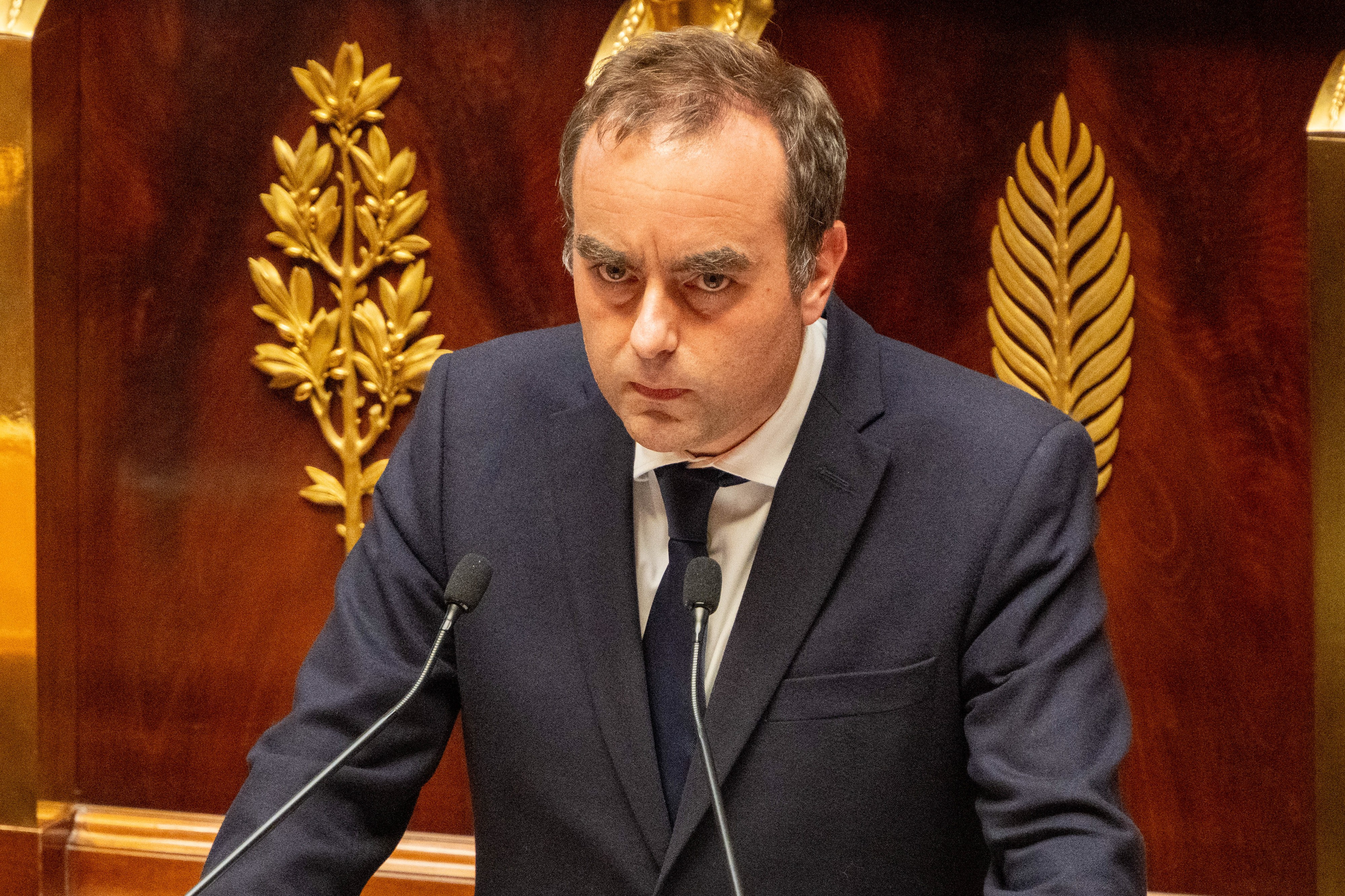 França vai prorrogar toques de recolher após restrições conterem distúrbios, anuncia primeiro-ministro