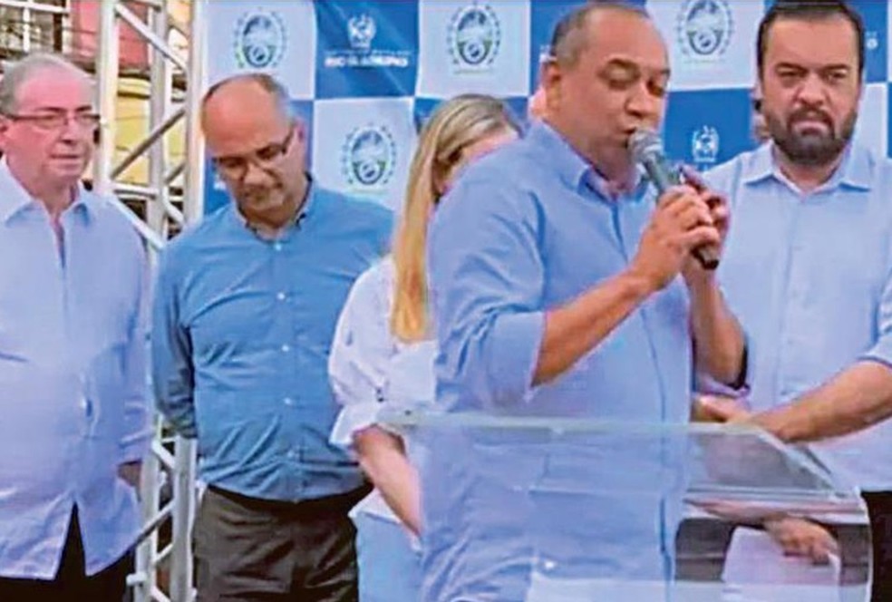 Volta? Eduardo Cunha no palanque com Cláudio Castro, governador do Rio — Foto: Reprodução