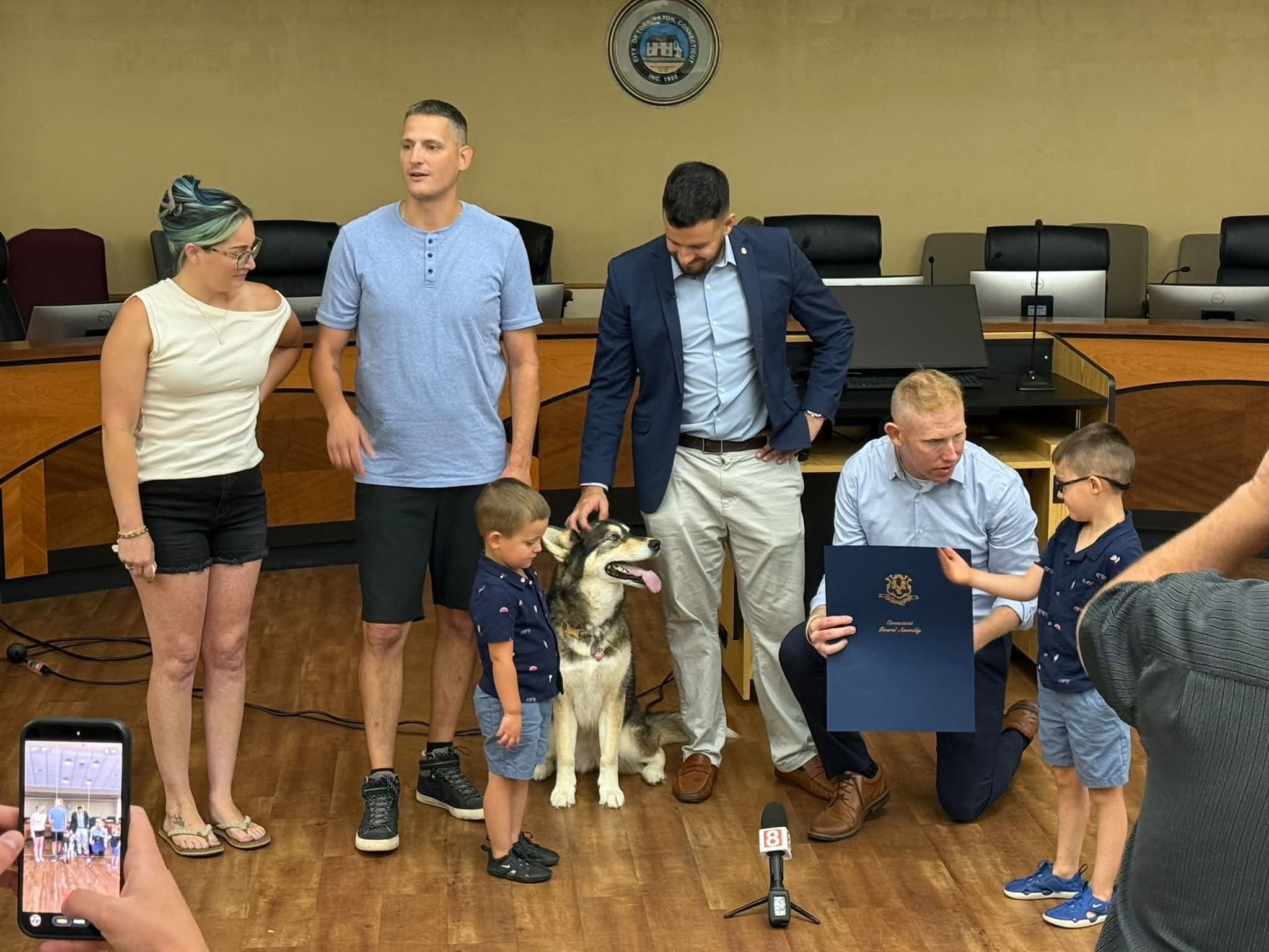 Cadela ganha homenagem e petiscos em câmara legislativa por salvar menino de 6 anos de urso nos Estados Unidos; vídeo