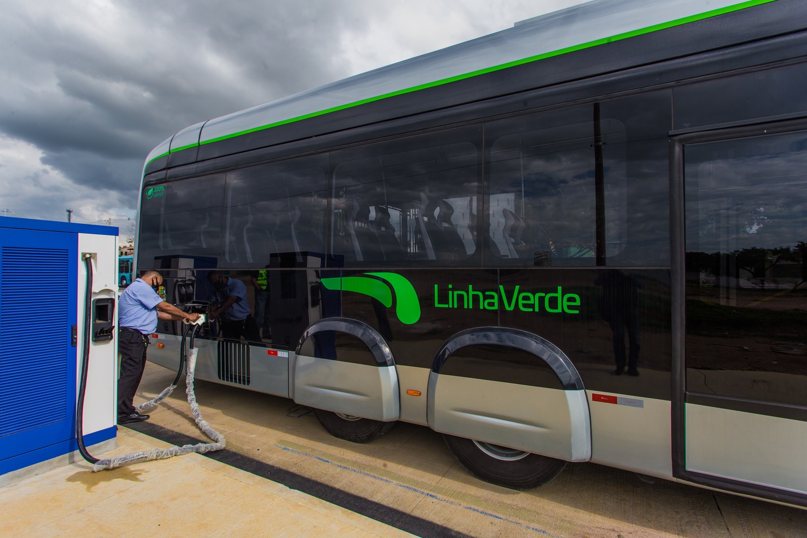 Ônibus elétrico articulado para transporte de grande número de passageiros, em São José dos Campos — Foto: Edilson Dantas / Agência O Globo